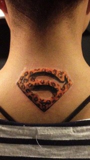 经典的豹纹超人标志纹身图案