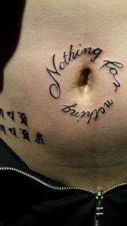 腹部唯美的字母纹身图案