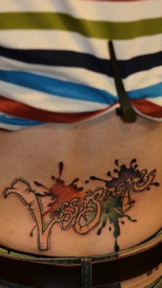 男性后腰时尚精致的花体字母纹身图案