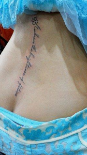 美女性感腰部字母纹身图案