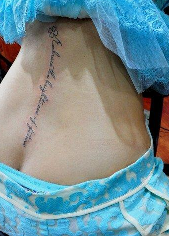 点击大图看下一张：美女性感腰部字母纹身图案