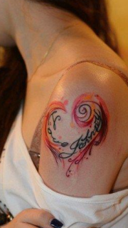 女生手臂精致前卫的爱心字母纹身图案