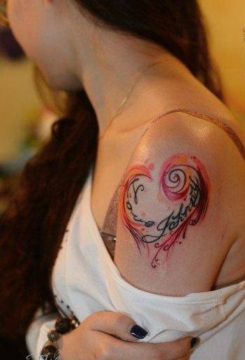点击大图看下一张：女生手臂精致前卫的爱心字母纹身图案