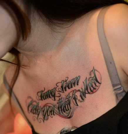 点击大图看下一张：女生前胸精致的奇卡诺花体字母纹身图案