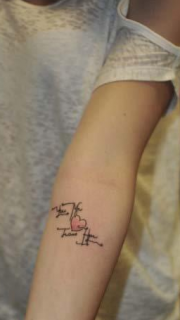 美女手臂前卫小巧的字母纹身图案