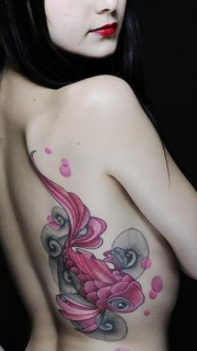 女生背部彩色鱼纹身图案