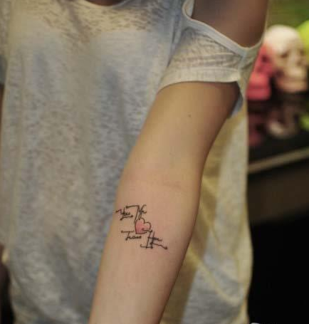点击大图看下一张：美女手臂前卫小巧的字母纹身图案