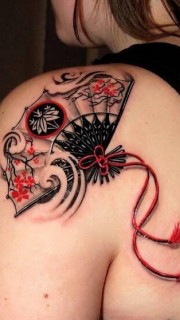 女性肩背扇子纹身图案