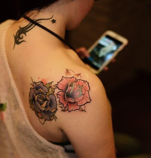 点击大图看下一张：女神肩部好看姐妹玫瑰花纹身图案