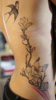 女神腰部彩色燕子个性花纹身图片