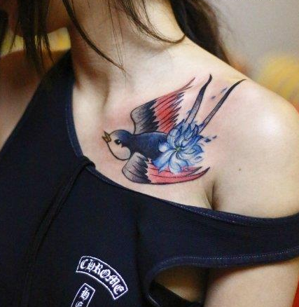 点击大图看下一张：女生胸前彩色燕子纹身图案