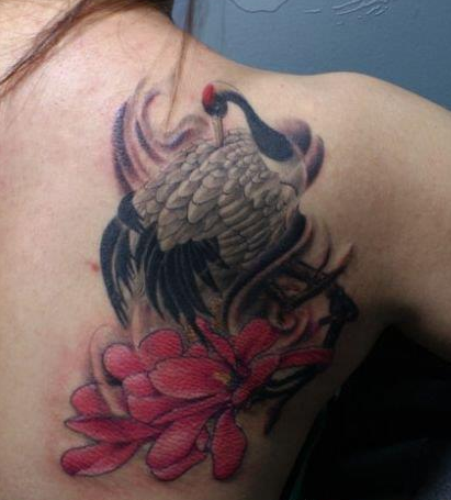 点击大图看下一张：女性背部白鹤纹身图案