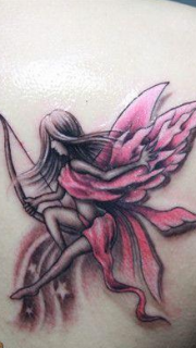 女性背部精灵纹身图