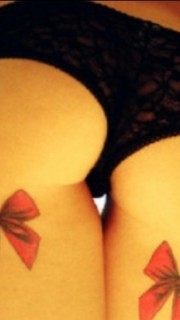 性感女生腿部红色蝴蝶结可爱纹身