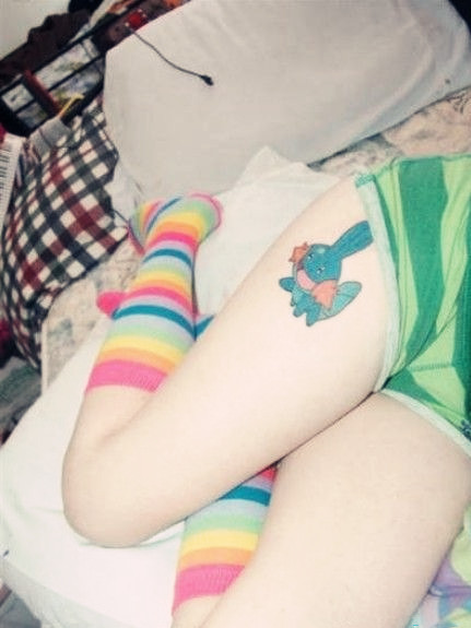 点击大图看下一张：女生腿部彩色卡通可爱纹身