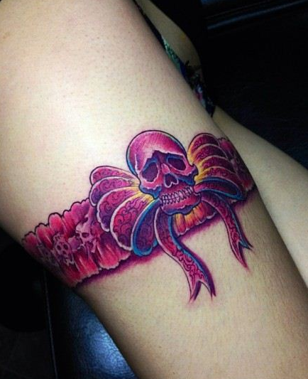 点击大图看下一张:美女腿部精美的蕾丝纹身