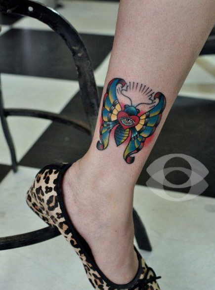 点击大图看下一张：女人腿部时尚唯美的蛾子纹身