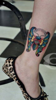 女人腿部时尚唯美的蛾子纹身