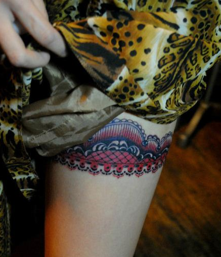 点击大图看下一张：女人大腿性感潮流的蕾丝纹身