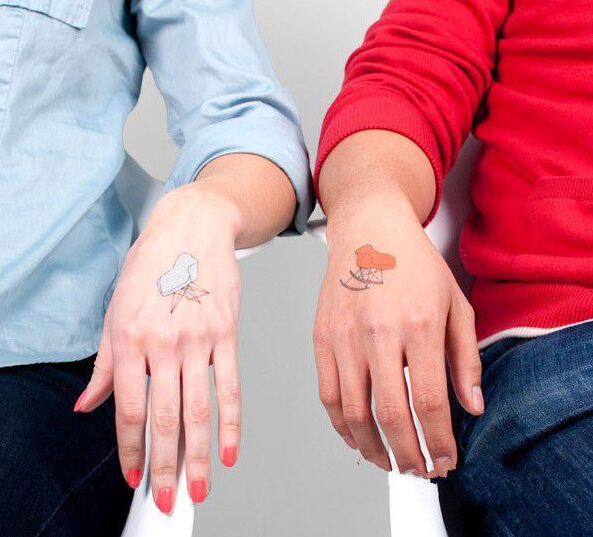 点击大图看下一张：情侣创意手背婴儿车纹身图案