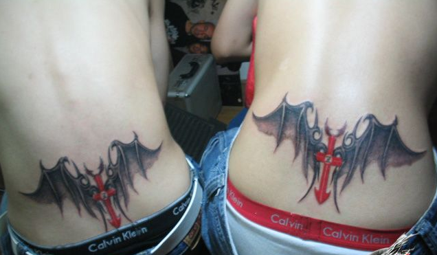 点击大图看下一张：情侣腰部艺术蝙蝠纹身