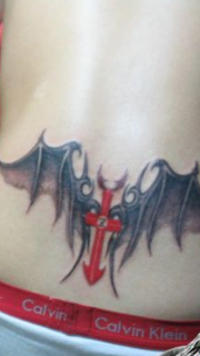情侣腰部艺术蝙蝠纹身