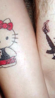 情侣腿部可爱的hello kitty纹身