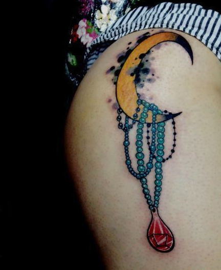 点击大图看下一张：臀部月亮悬挂珠宝刺青图案