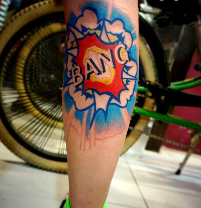 点击大图看下一张：创意年轻的爆炸小腿纹身图案