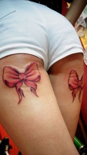 粉色蝴蝶结美腿纹身图案