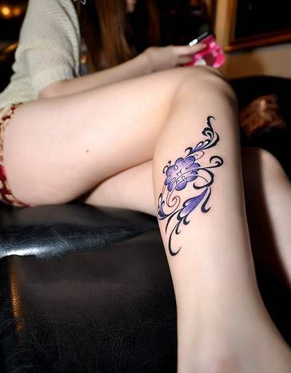 点击大图看下一张：美腿紫色小鲜花纹身图案