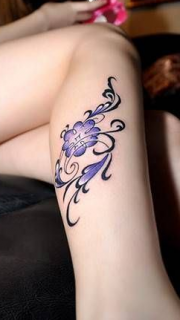 美腿紫色小鲜花纹身图案