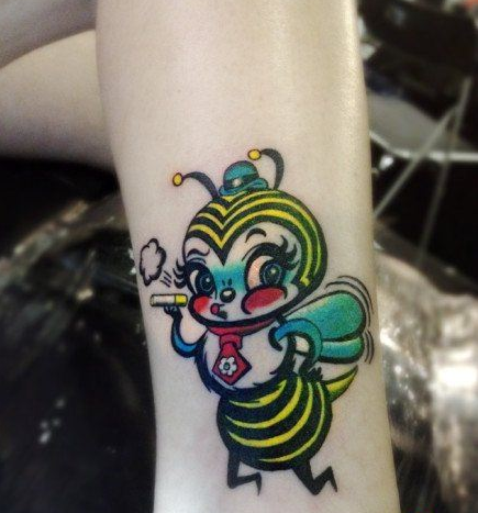 点击大图看下一张：腿部可爱潮流的小蜜蜂纹身图案