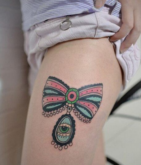 点击大图看下一张：美女腿部唯美好看的蕾丝蝴蝶结纹身图