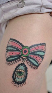 美女腿部唯美好看的蕾丝蝴蝶结纹身图