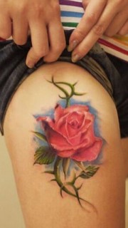 美女腿部漂亮好看的彩色玫瑰花纹身图