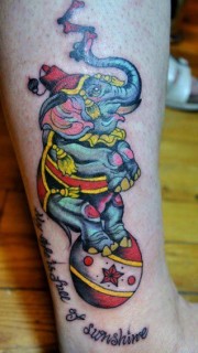 腿部一款表演马戏的大象纹身图案