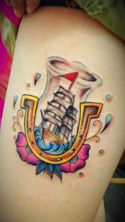 时尚女性腿部漂亮彩色帆船纹身图案