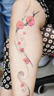 美女腿部漂亮好看的彩色梅花纹身图案