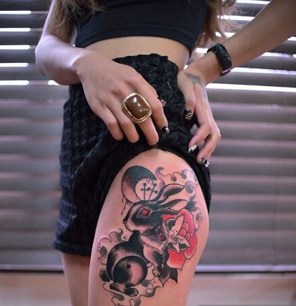 点击大图看下一张：女生腿部漂亮好看的兔子纹身图案