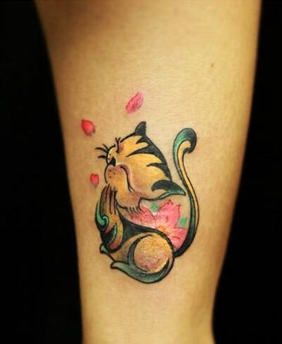 点击大图看下一张：女孩子腿部可爱好看的猫咪纹身图案