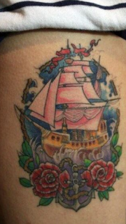 时尚女性腿部好看的彩色帆船玫瑰花纹身