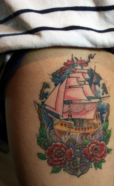 点击大图看下一张：时尚女性腿部好看的彩色帆船玫瑰花纹身