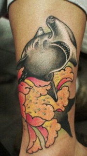 腿部彩色鲨鱼纹身图案