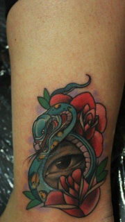 腿部彩色上帝之眼蛇玫瑰花纹身图案
