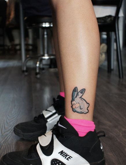 点击大图看下一张：腿部卡通彩色兔子纹身图案