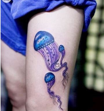 点击大图看下一张：女性腿部漂亮好看的彩色水母纹身图案