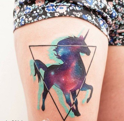 点击大图看下一张：腿部彩色星空马纹身图案