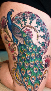 女性大腿精美时尚好看的蓝孔雀纹身图