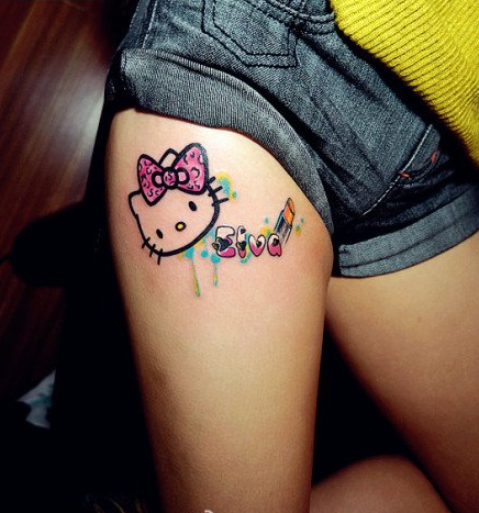 点击大图看下一张：腿部彩色Kitty猫字母纹身图案